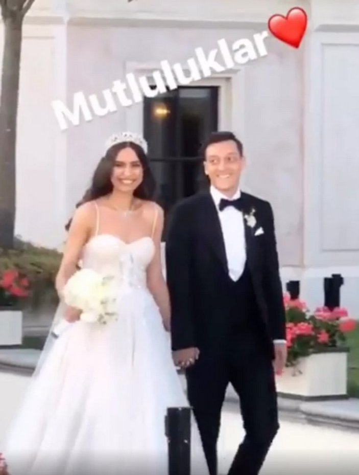 Mesut Özil ile Amine Gülşe dünya evine girdi