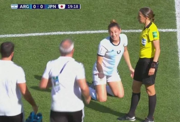 Arjantinli kadın futbolcu ikili mücadelede dişini kırdı