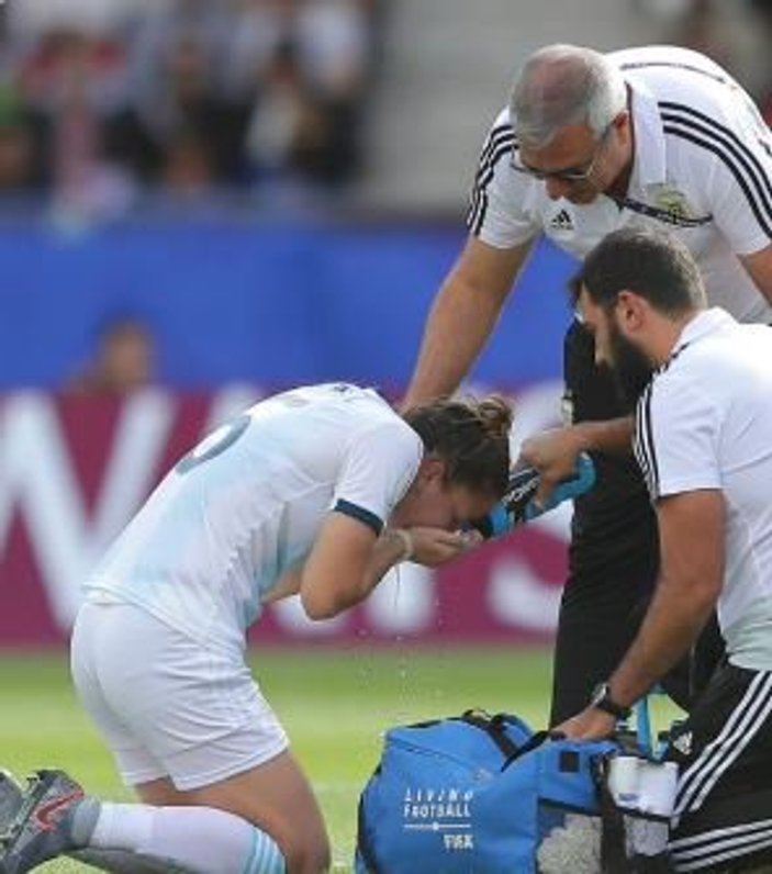 Arjantinli kadın futbolcu ikili mücadelede dişini kırdı