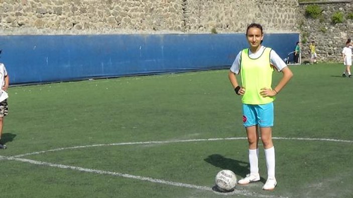 Futbolcu olmak isteyen Zeynep, kendisine takım arıyor