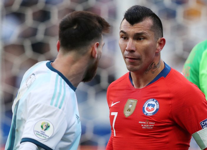 Arjantin-Şili maçında olay çıktı: Messi ve Medel atıldı