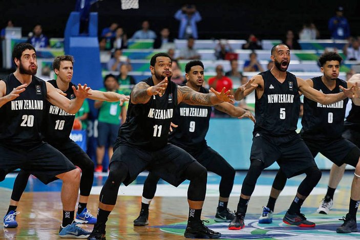 Yeni Zelandalı basketbolcuların Haka Dansı