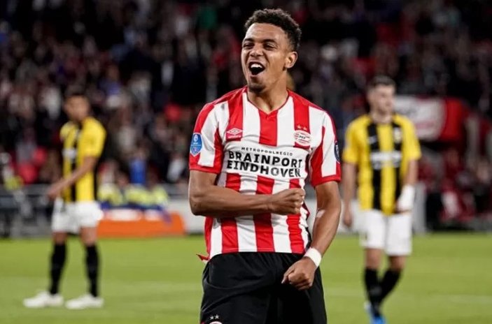 PSV Eindhoven 20'lik golcüsüyle farklı kazandı