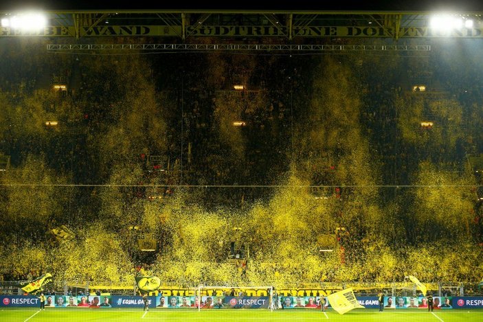 Dortmund taraftarlarından müthiş kareografi