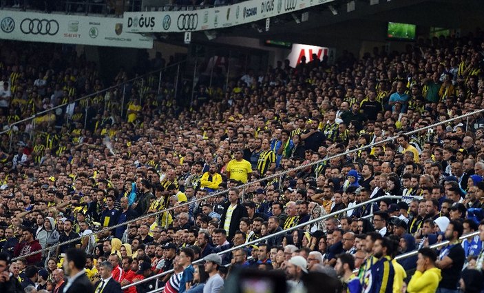 Fenerbahçeli futbolcular, tribünlerin çağrısına gitmedi