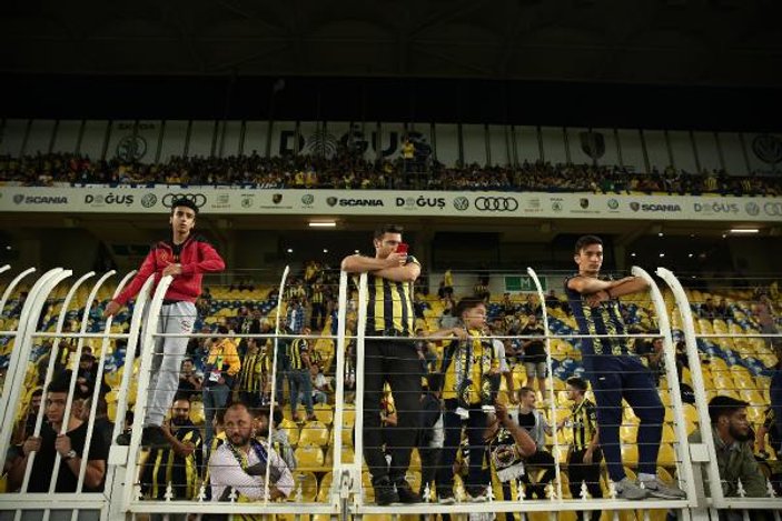Fenerbahçeli futbolcular, tribünlerin çağrısına gitmedi