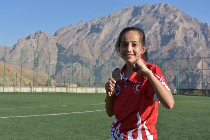 Hakkari'nin altın çocuğu Gizem Muaythai Dünya şampiyonu