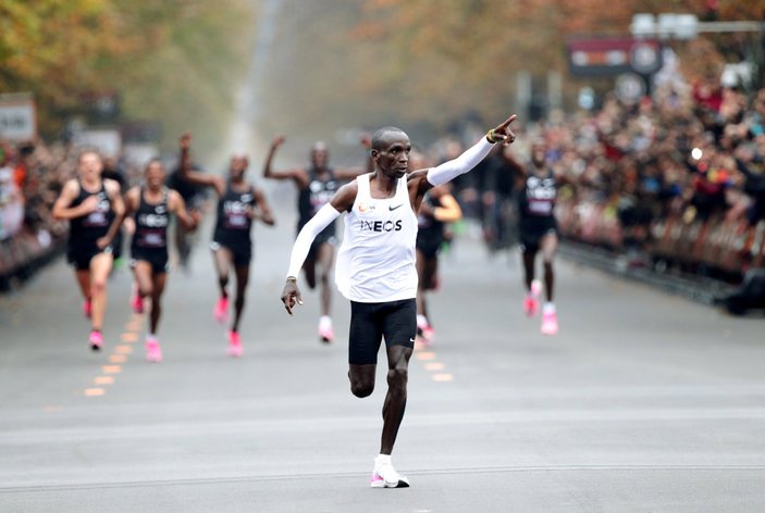 Kenyalı atlet Eliud Kipchoge'den tarihi başarı