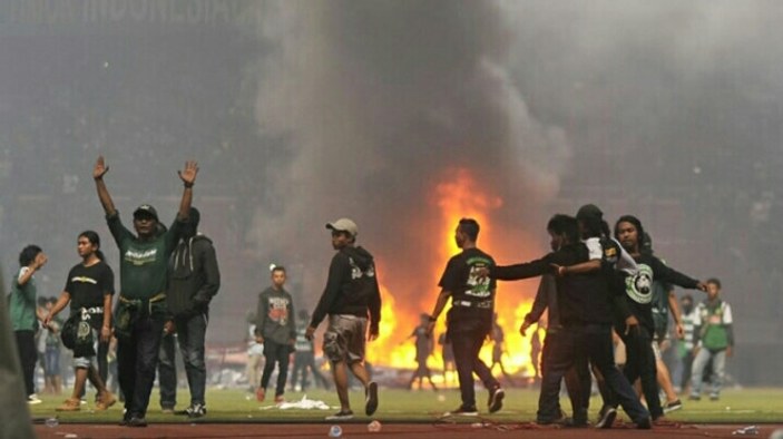 Endonezya'da futbol sahası savaş alanına döndü