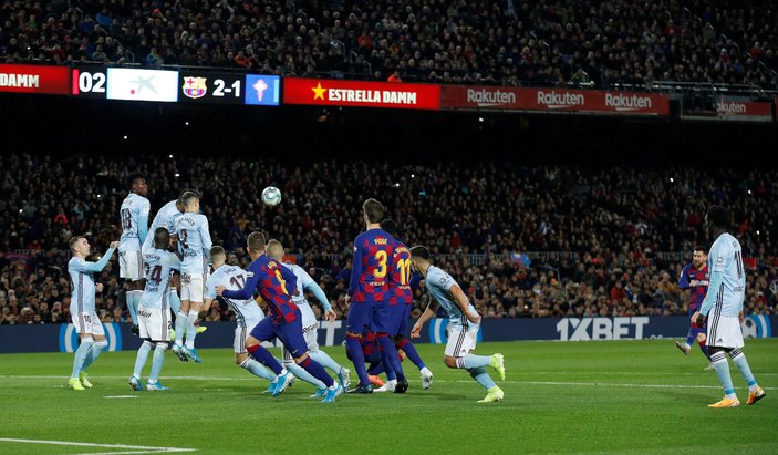 Messi bir maçta iki frikik golü attı