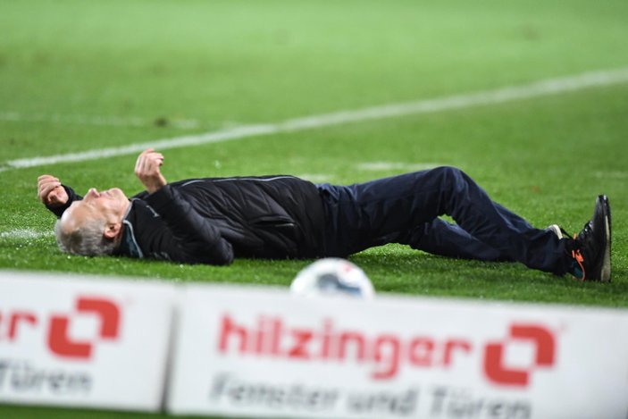 Bundesliga'da futbolcu, teknik direktöre omuz attı