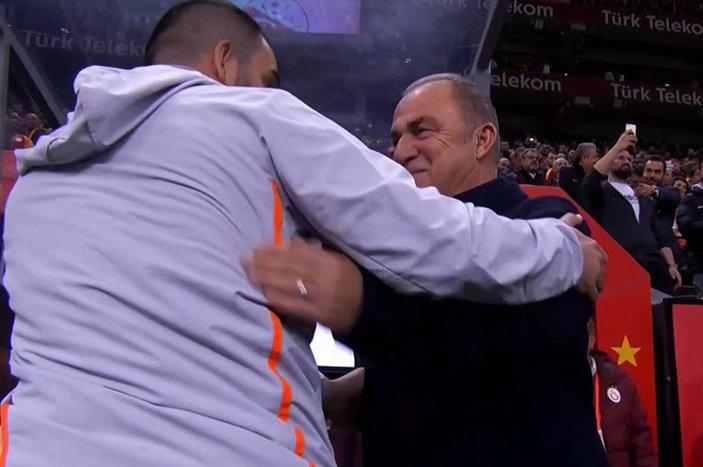 Arda Turan, Fatih Terim'in elini öptü