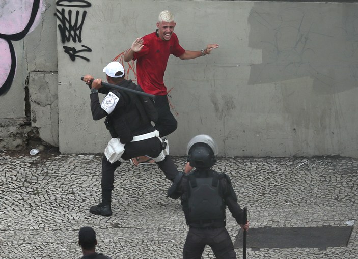 Flamengolularla polis arasında arbede yaşandı