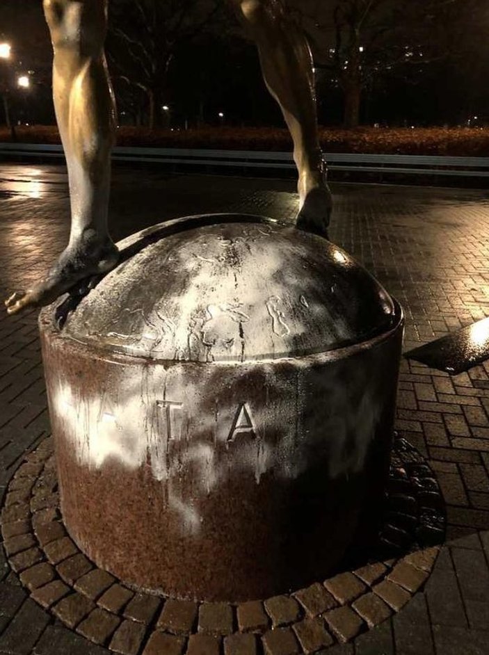 İbrahimovic'in İsveç'teki heykeline saldırı