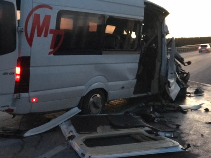 Bursasporlu tarafları taşıyan minibüs kaza yaptı