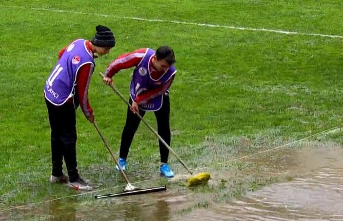 Başakşehir maçında kulübeleri su bastı