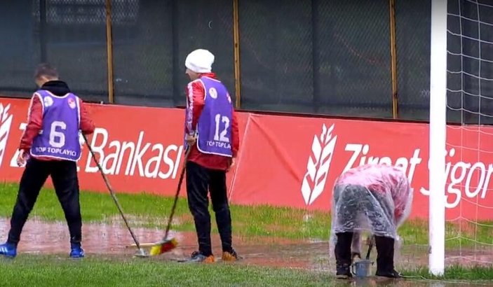 Başakşehir maçında kulübeleri su bastı