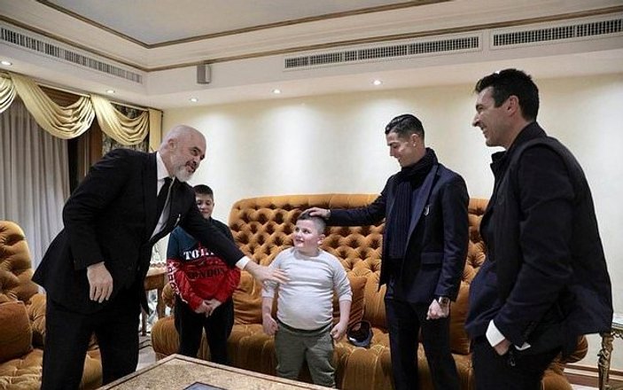 Ronaldo depremden kurtulan çocukları ziyaret etti