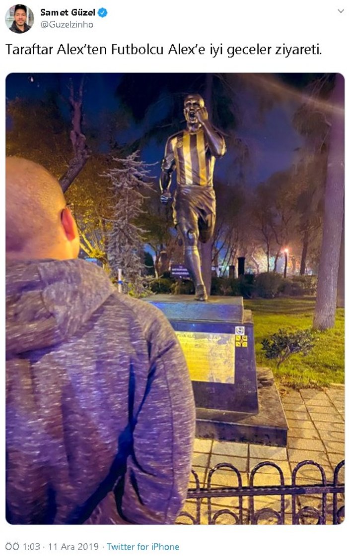 Alex de Souza, Kadıköy'deki heykeliyle poz verdi