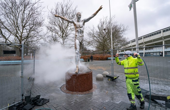 Zlatan Ibrahimovic'in heykelinin burnunu kırdılar