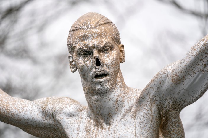 Zlatan Ibrahimovic'in heykelinin burnunu kırdılar
