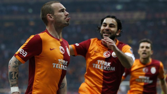 Sneijder, jübilesine Selçuk ve Burak'ı çağırdı