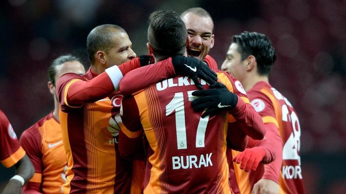 Sneijder, jübilesine Selçuk ve Burak'ı çağırdı
