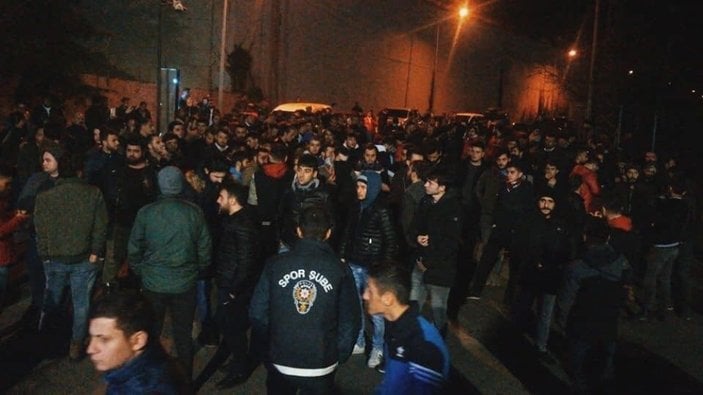 Trabzonsporlu taraftarlar Ünal Karaman için tesislerde