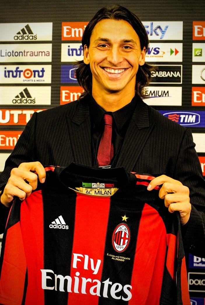 Ibrahimovic'ten Milan formasıyla ilk poz