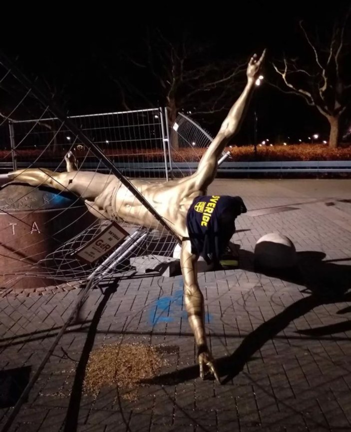 Ibrahimovic'in heykeli yıkıldı
