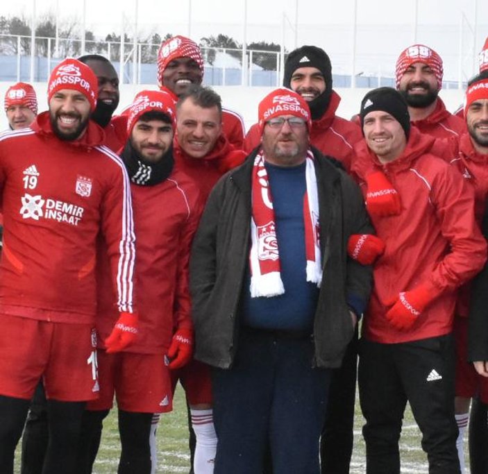 Fenomen simitçi Ahmet, Sivasspor antrenmanında