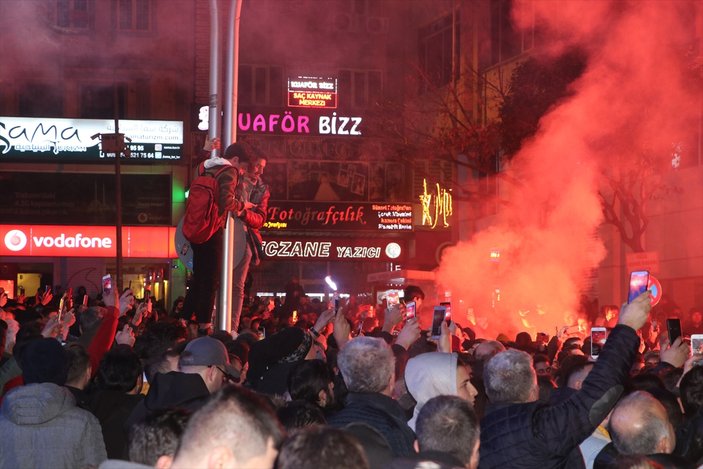 Trabzonspor taraftarları, Fenerbahçe galibiyetini kutladı