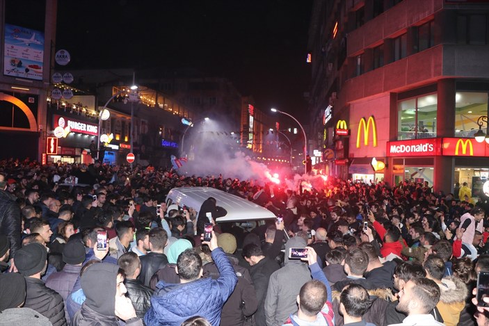 Trabzonspor taraftarları, Fenerbahçe galibiyetini kutladı