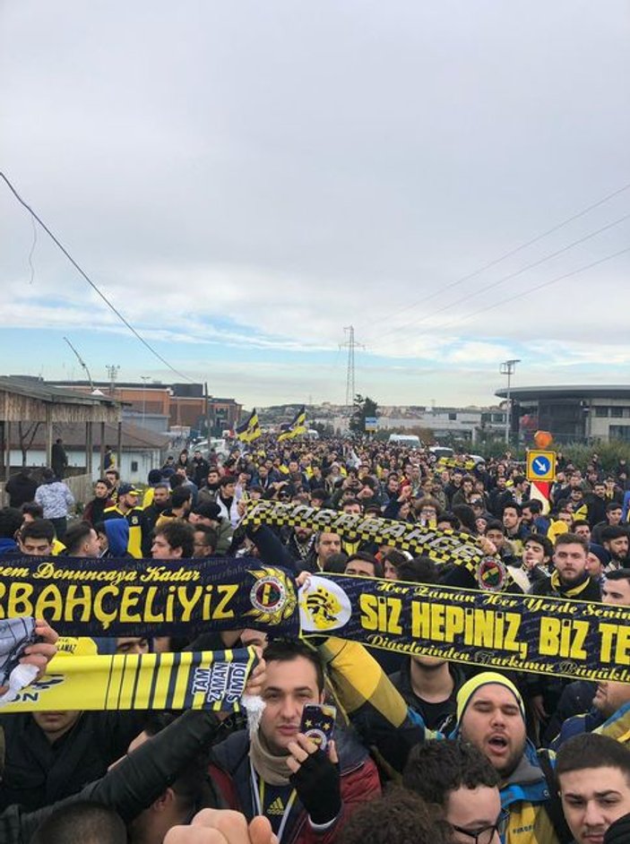 Fenerbahçeli taraftarlar TFF'yi protesto etti