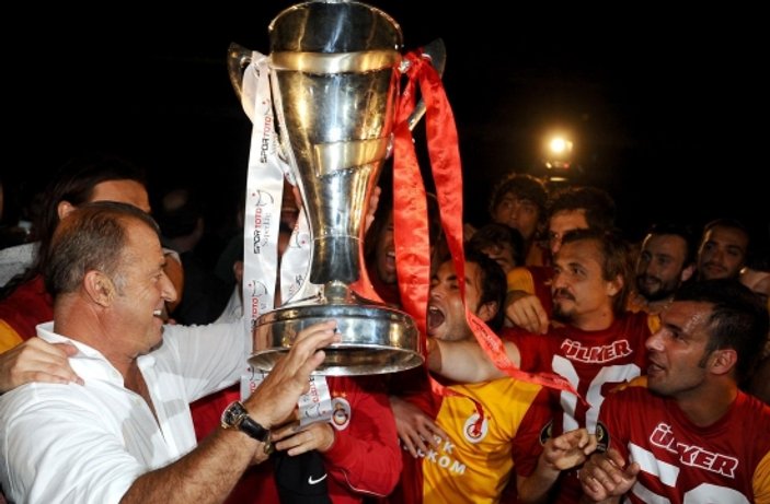 G.Saray'ın Kadıköy'de kaldırdığı kupa