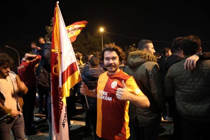 Galatasaraylılardan kutlama, Fenerbahçelilerden taşlama