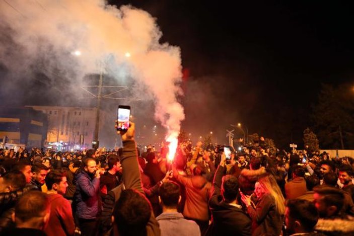 Galatasaraylılardan kutlama, Fenerbahçelilerden taşlama