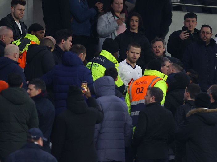 Tottenhamlı oyuncu, tribüne çıkıp taraftar kovaladı