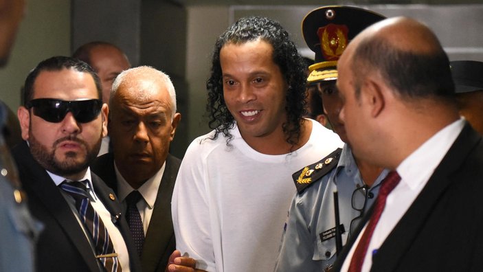 Eski yıldız futbolcu Ronaldinho, Paraguay'da tutuklandı