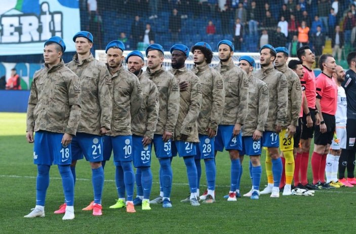 Rizespor, maç öncesi sahaya asker üniformasıyla çıktı