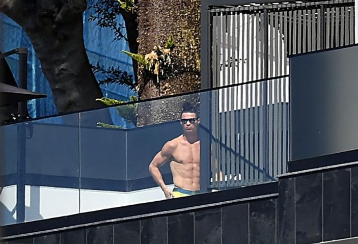 Ronaldo evinde vakit geçirmeye devam ediyor