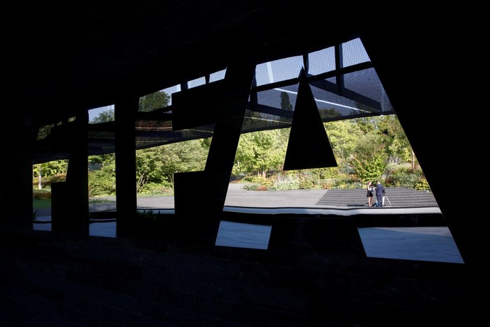 FIFA: Futbolcu sözleşmeleri, ligler bitene kadar geçerli