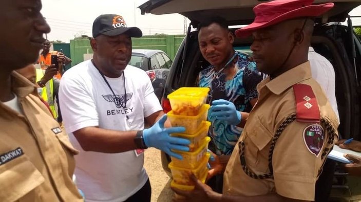 Amokachi, Nijerya'da ihtiyaç sahiplerine yardım dağıtıyor
