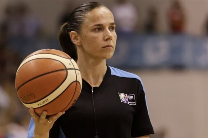 FIBA hakemi hemşire asistanı olarak çalışıyor