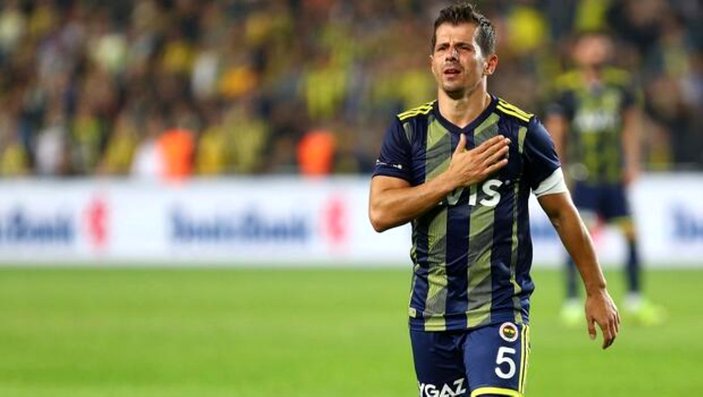Emre Belözoğlu, futbolu bırakacağını açıkladı
