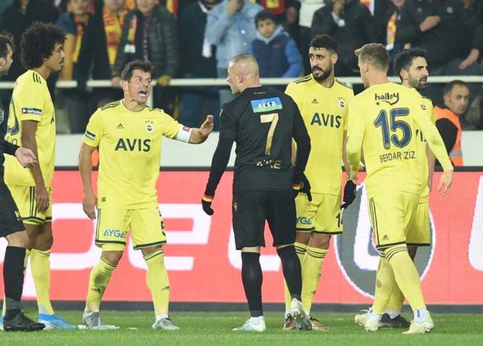 Emre Belözoğlu, futbolu bırakacağını açıkladı