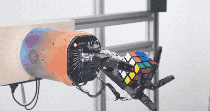 Tek başına zeka küpü çözebilen robotik el