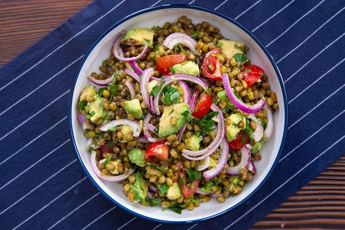 Hem sağlıklı hem de besleyici: Maş fasulyesi salatası #evdepişir