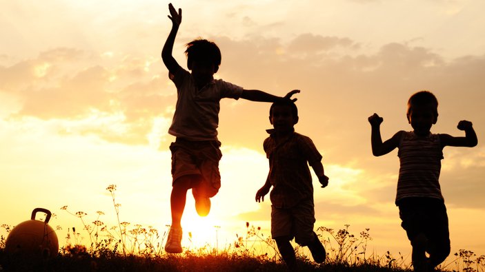 Çocukken mutlu olmak zihin sağlığını için yeterli değil