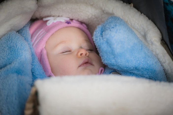 Soğuk havada bebeğinizi dışarıda uyutmanın 4 faydası